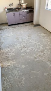 既存の床材を撤去