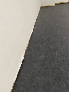 給湯室の床に床材を施工