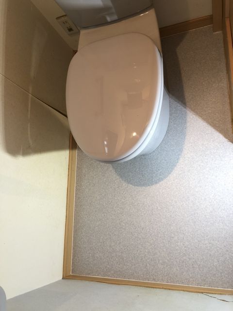 八尾市にて　床クッションフロア貼り替え・トイレ入れ替え工事