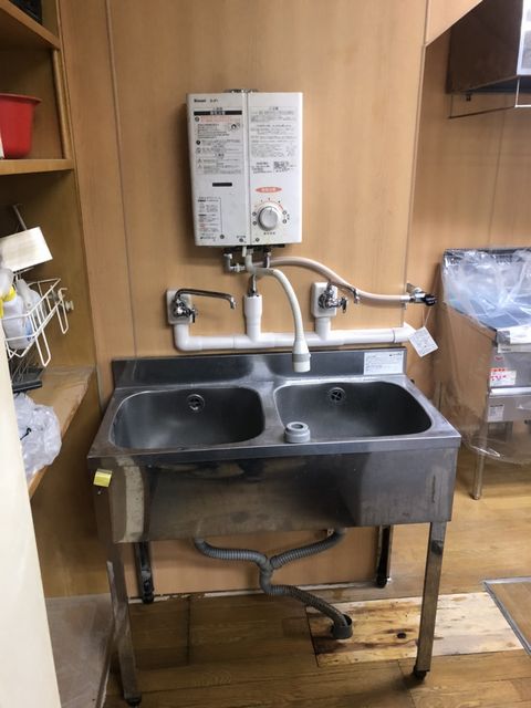 堺市にて店舗内装　給水配管工事