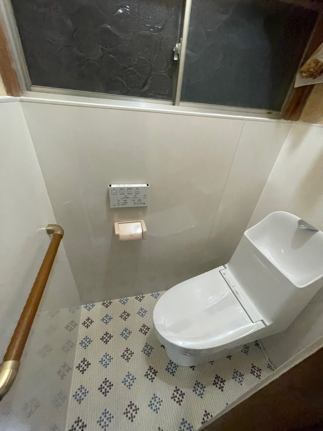 東大阪市にてトイレのリフォーム（便器交換、床と壁張替え）